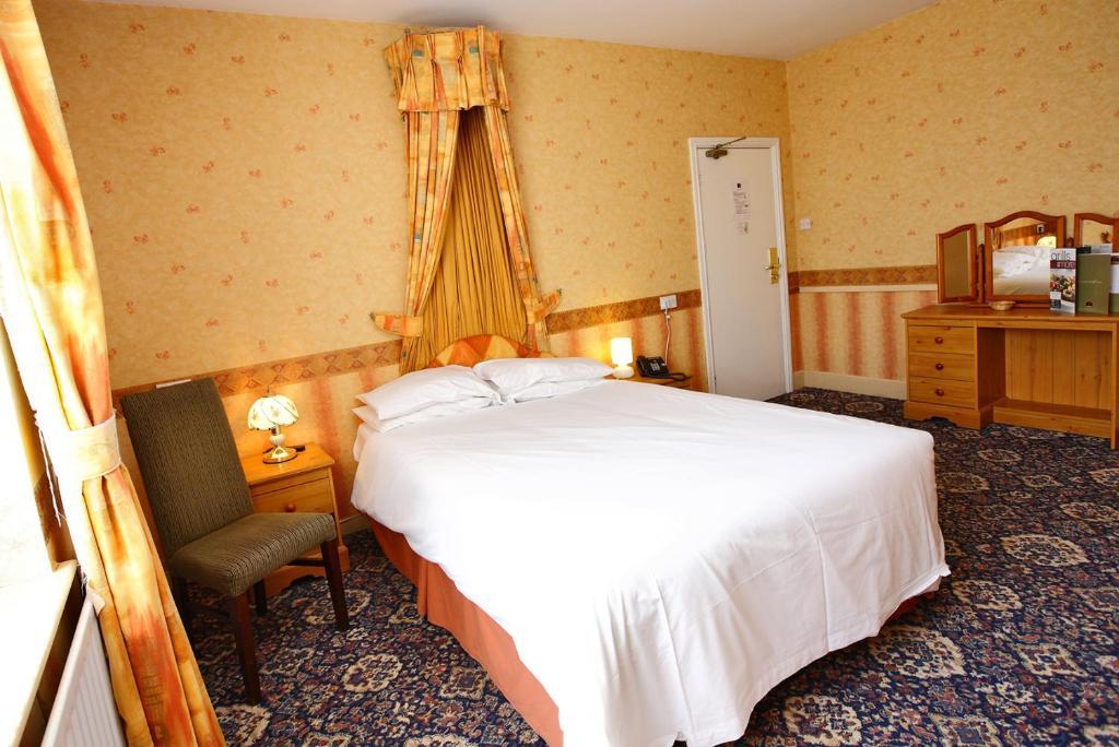 The Black Lion Royal Hotel Lampeter Oda fotoğraf