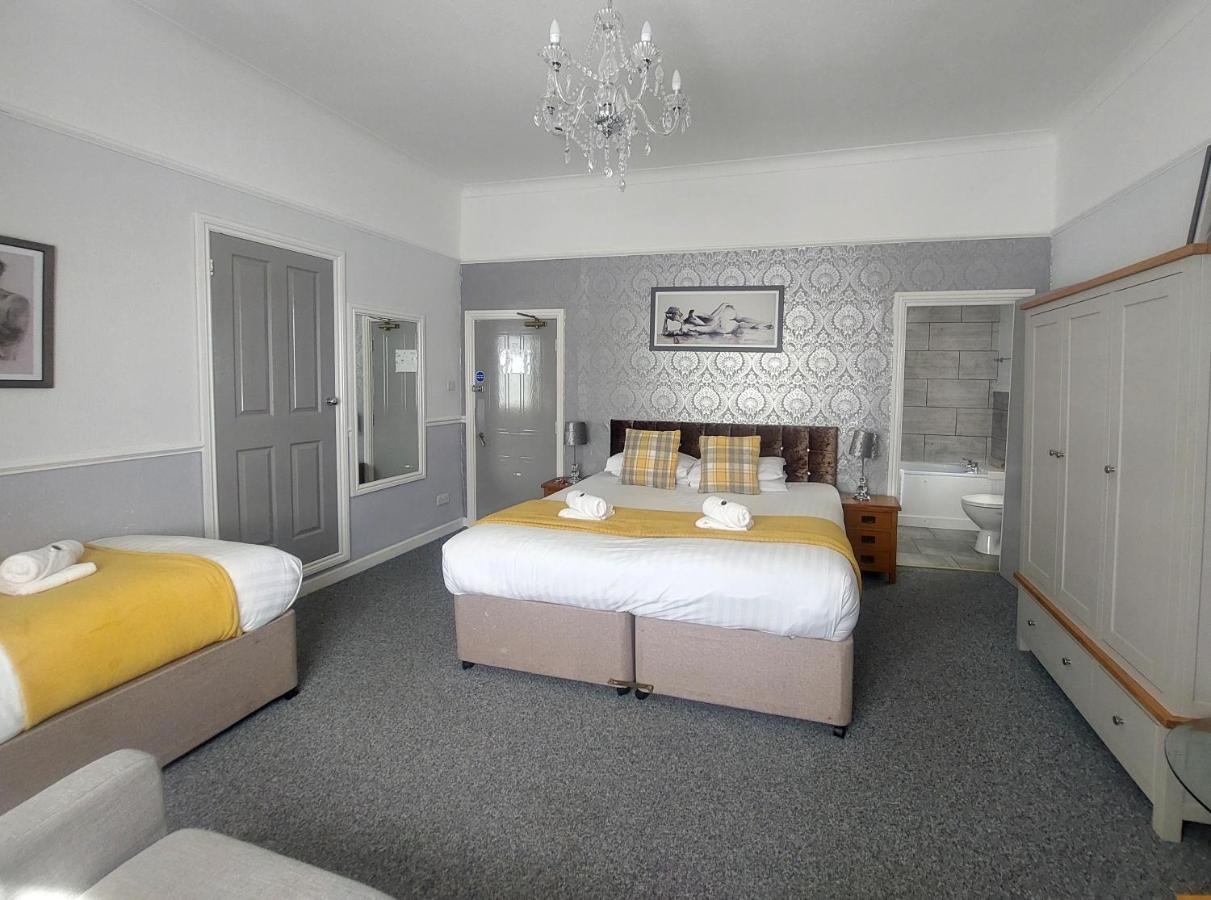 The Black Lion Royal Hotel Lampeter Dış mekan fotoğraf