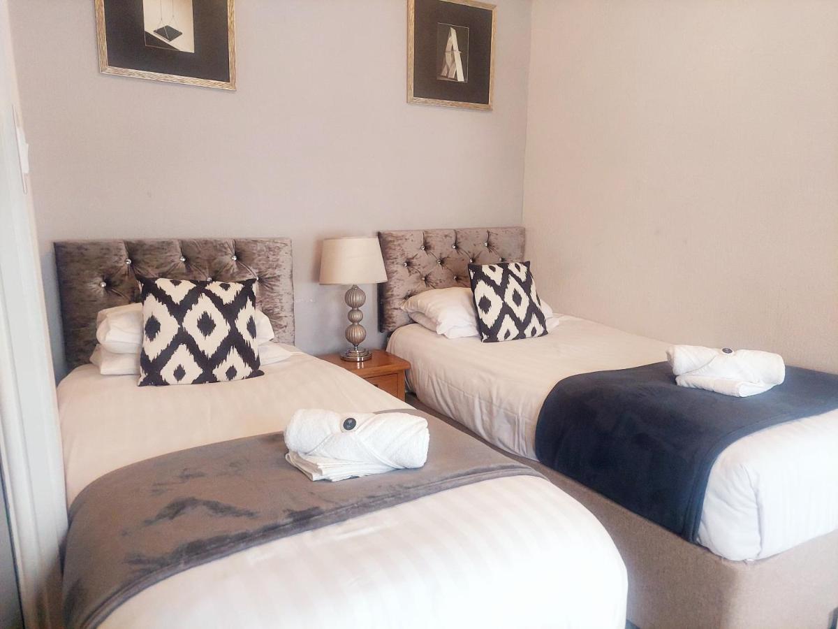 The Black Lion Royal Hotel Lampeter Dış mekan fotoğraf